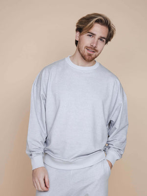 SNURK Slow Grey Sweater Heren model in zachte biologische katoen met opschrift SLOW ON PURPOSE.