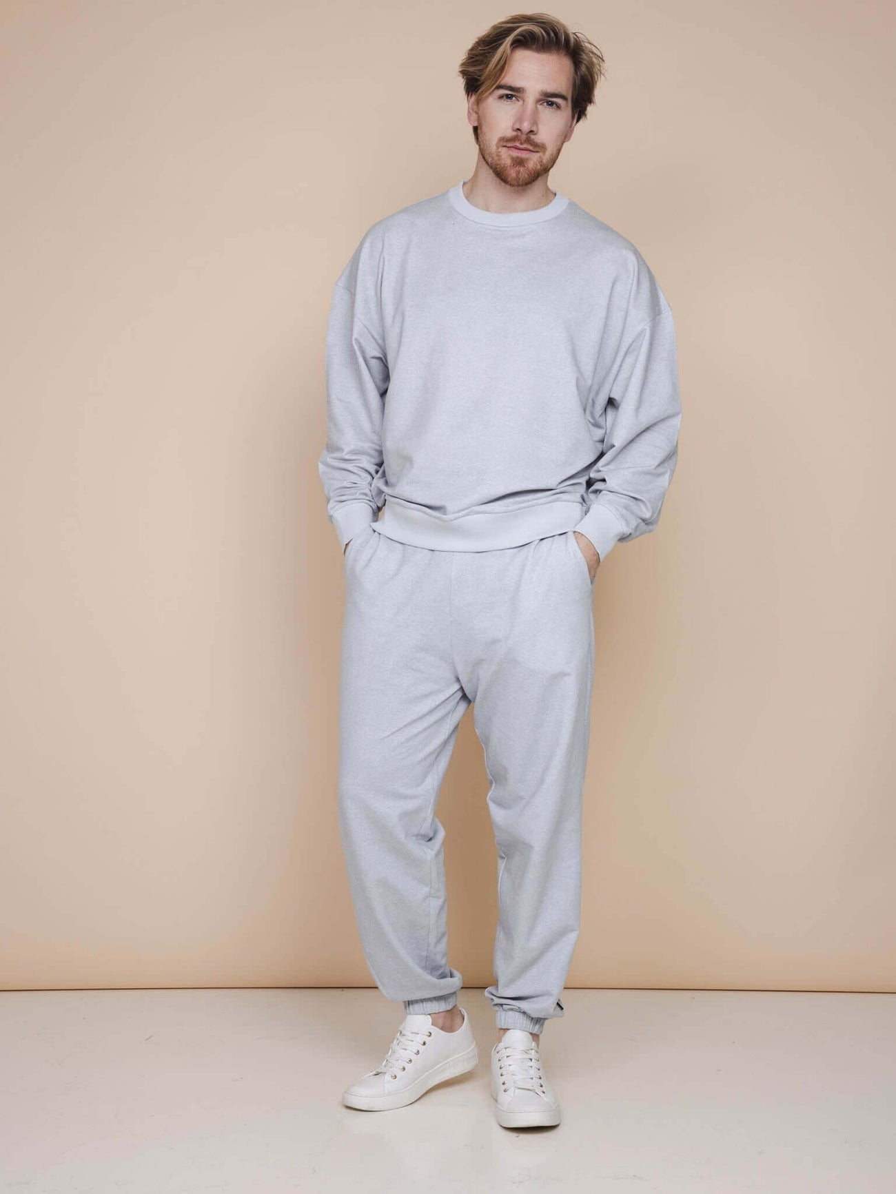 SNURK Slow Grey Sweater Heren model in grijs biologisch katoen, casual stijl met elastische boordjes.