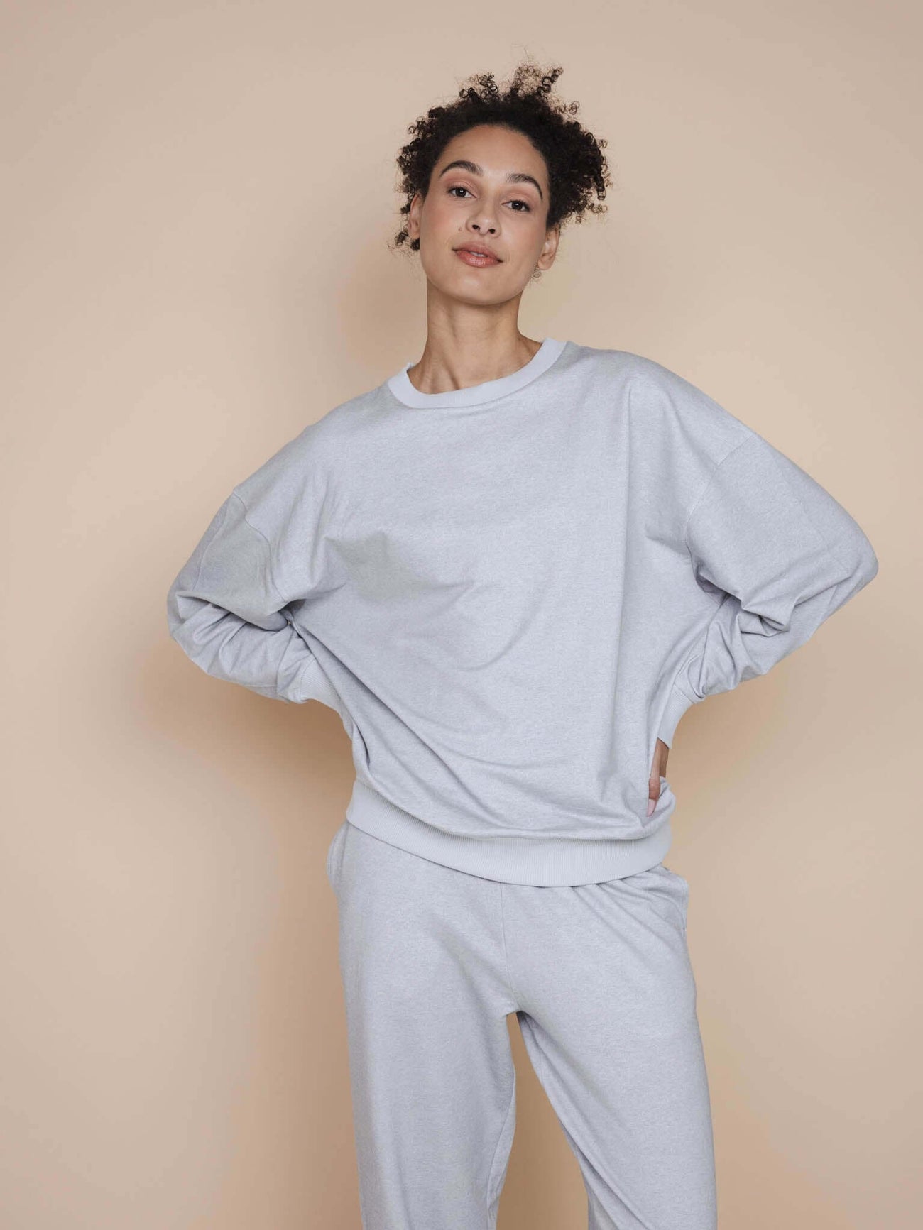 SNURK Slow Grey Sweater Unisex model met ontspannen fit en comfortabele mouwen.