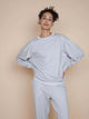 SNURK Slow Grey Sweater Unisex model met ontspannen fit en comfortabele mouwen.