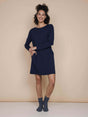 Model wearing SNURK Slow Navy Long Sleeve Dress Dames, donkerblauw T-shirt jurkje met lange mouwen.