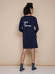 SNURK Slow Navy Long Sleeve Dress Dames met slogan 'SLOW ON PURPOSE' op de rug.