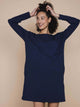 Vrouwelijk model in SNURK Slow Navy Long Sleeve Dress Dames, donkerblauw nachthemd met praktische zakken.