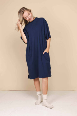 SNURK Slow Navy Relaxed Tee Dress Dames in oversized donkerblauwe jurk met zakken, comfortabele pasvorm.