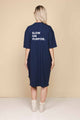 SNURK Slow Navy Relaxed Tee Dress Dames achterzijde met slogan Slow on Purpose op donkerblauwe jurk.