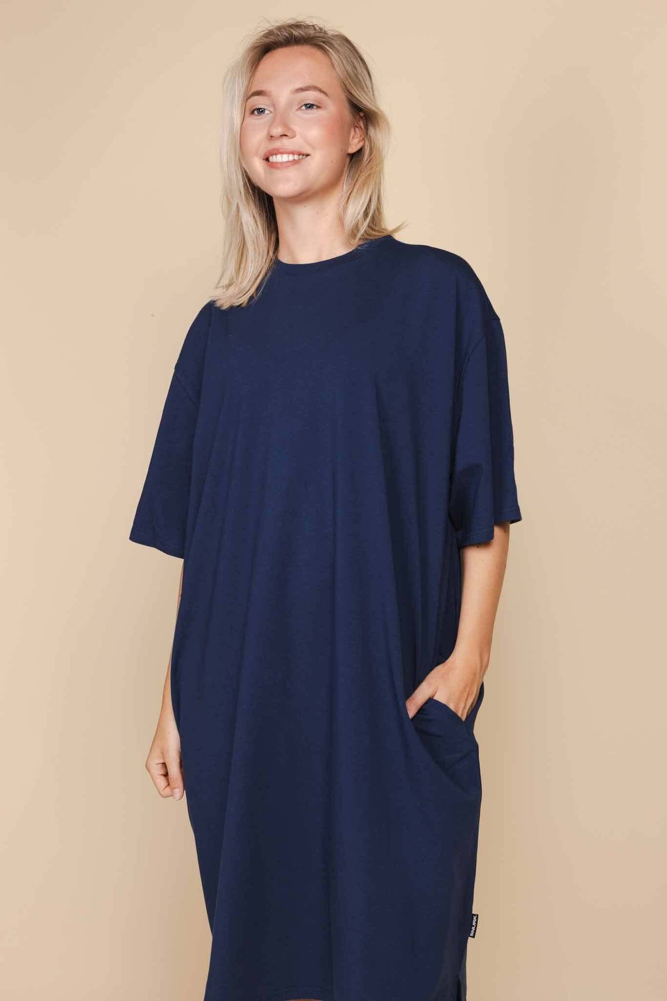 SNURK Slow Navy Relaxed Tee Dress Dames in oversized donkerblauwe stijl met zakken en dropped shoulder.