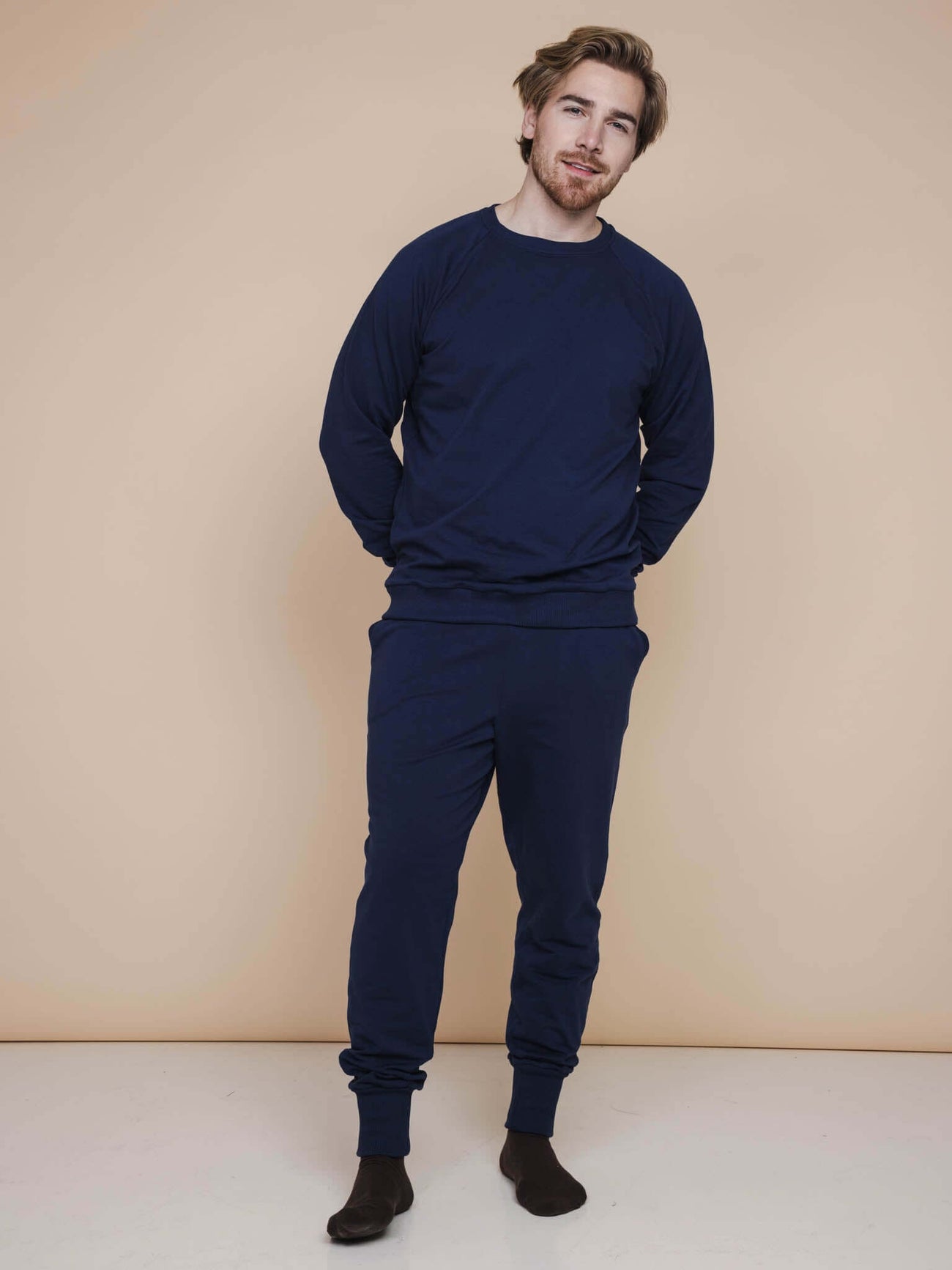 SNURK Slow Navy Sweater Heren, donkerblauwe sweater voor heren gemaakt van zachte biologische katoen.