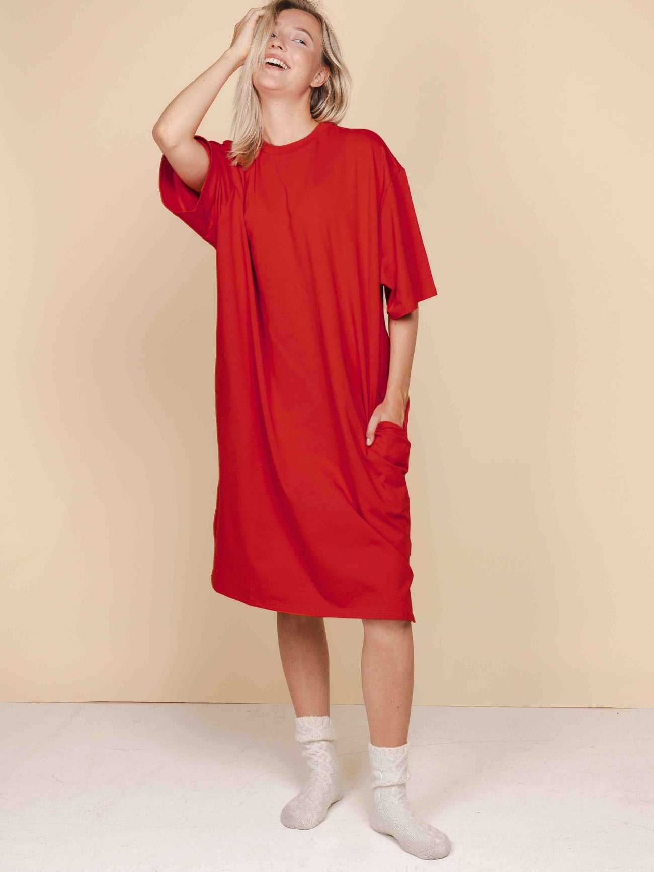 SNURK Slow Red Relaxed Tee Dress Dames: Rood oversized T-shirt jurk met zakken, comfortabele look.