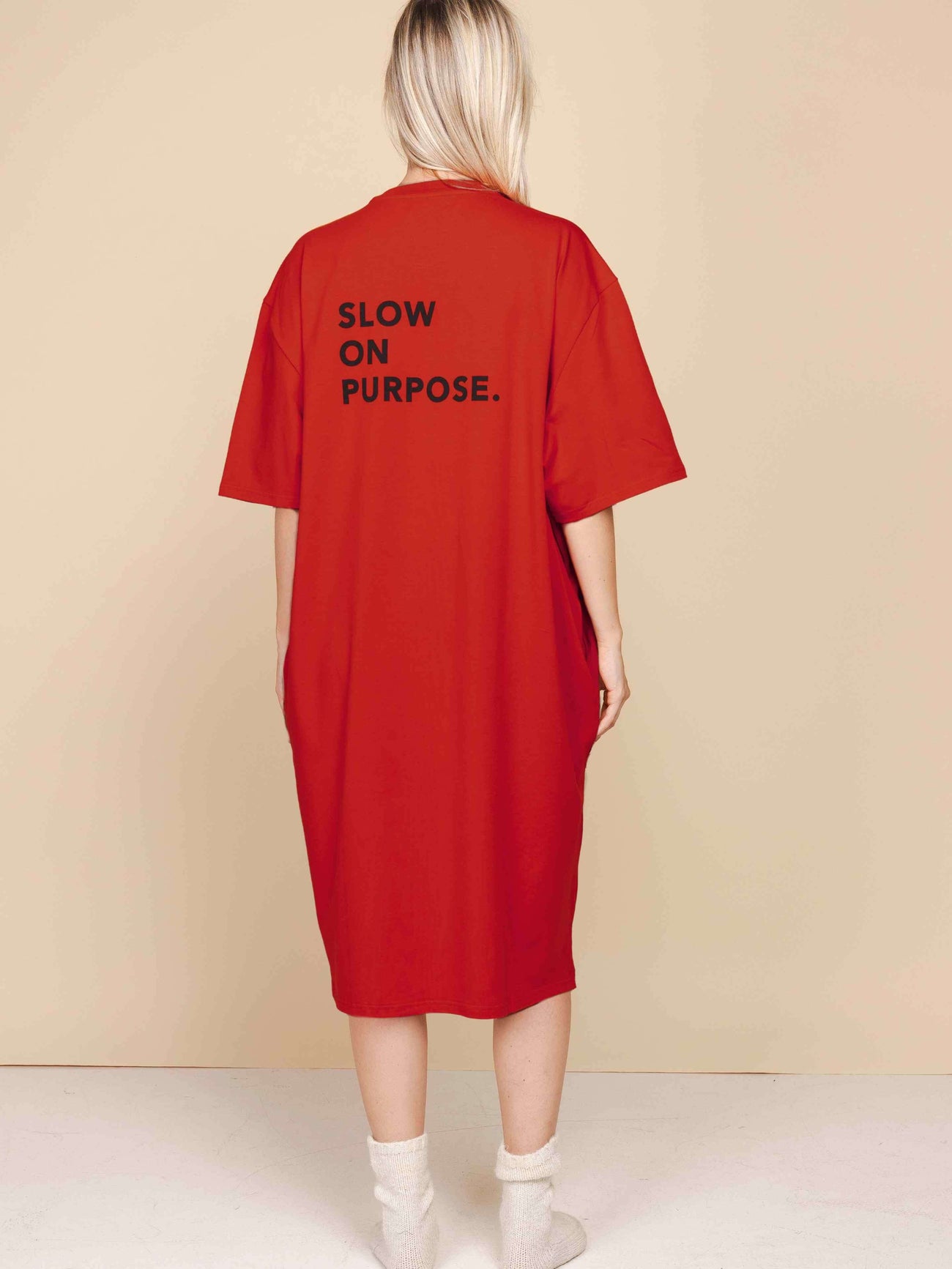 SNURK Slow Red Relaxed Tee Dress Dames met de slogan 'SLOW ON PURPOSE.' op de rug.
