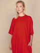 SNURK Slow Red Relaxed Tee Dress Dames, comfortabele oversized rode jurk met zakken en ronde hals.