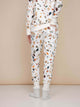 Model in SNURK Terrazzo Broek Regular met kleurrijke terrazzo print en zachte stof, perfect voor casual of sportieve outfits.