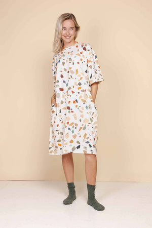 SNURK Terrazzo Relaxed Tee Dress Dames in zachte bio katoen met speelse terrazzo print, casual en comfortabel.