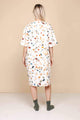 SNURK Terrazzo Relaxed Tee Dress Dames in oversized fit met terrazzo print, achterkant zichtbaar.