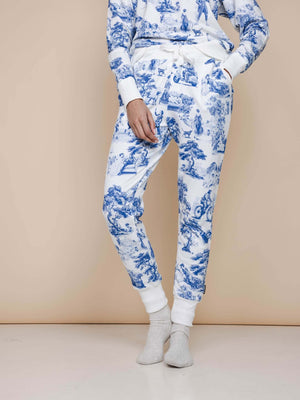 SNURK Toile De Modern Joy Broek Regular met klassiek Frans motief en iconisch Delfts blauw ontwerp.