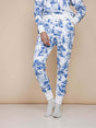 SNURK Toile De Modern Joy Broek Regular met klassiek Frans motief en iconisch Delfts blauw ontwerp.