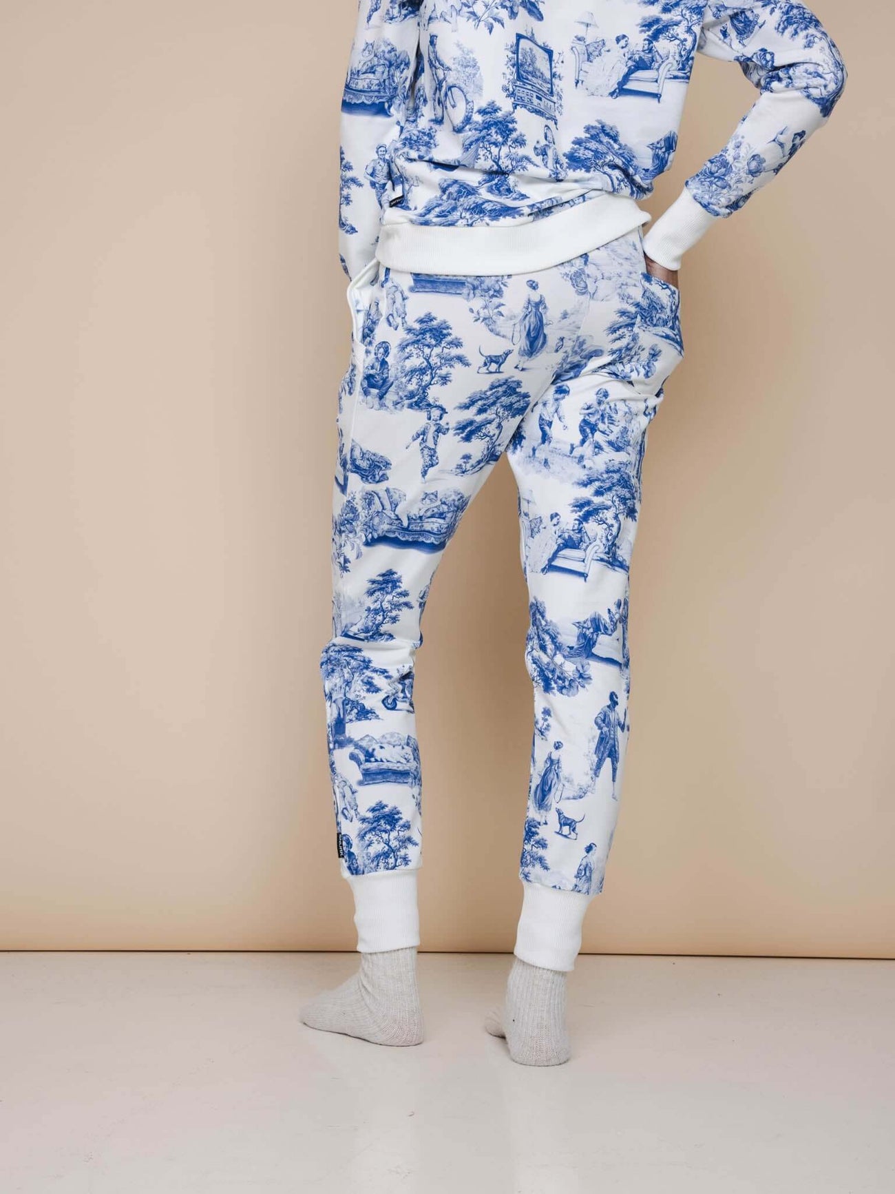 SNURK Toile De Modern Joy Broek Regular in Delfts blauw met klassiek motief, casual joggingbroek voor dames.