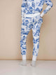 SNURK Toile De Modern Joy Broek Regular in Delfts blauw met klassiek motief, casual joggingbroek voor dames.