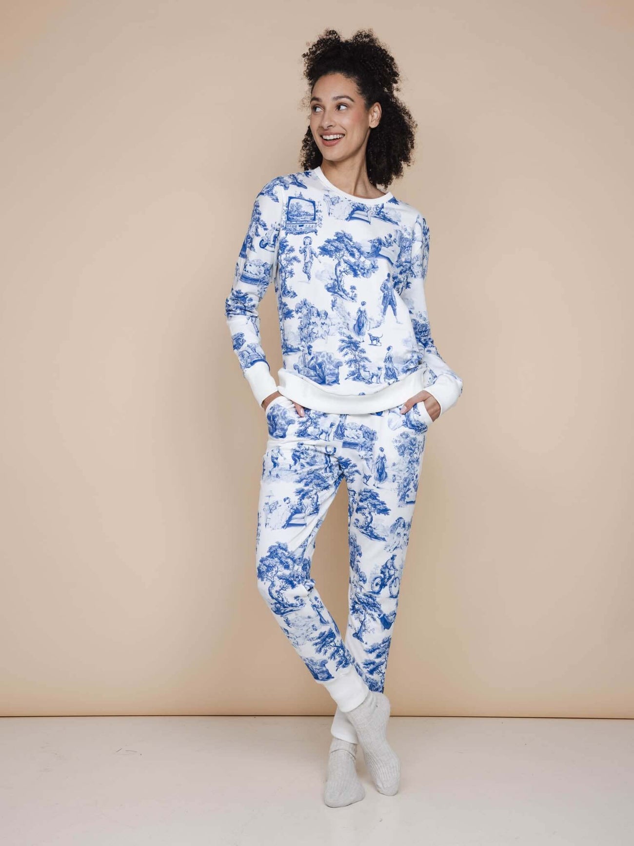 SNURK Toile De Modern Joy Broek Regular in Delfts blauw met klassieke Franse motieven, perfecte casual look.