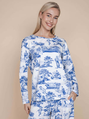 SNURK Toile De Modern Joy Long Sleeve T-shirt Dames met iconisch Delfts blauw patroon op gebroken wit.
