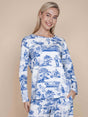 SNURK Toile De Modern Joy Long Sleeve T-shirt Dames met iconisch Delfts blauw patroon op gebroken wit.