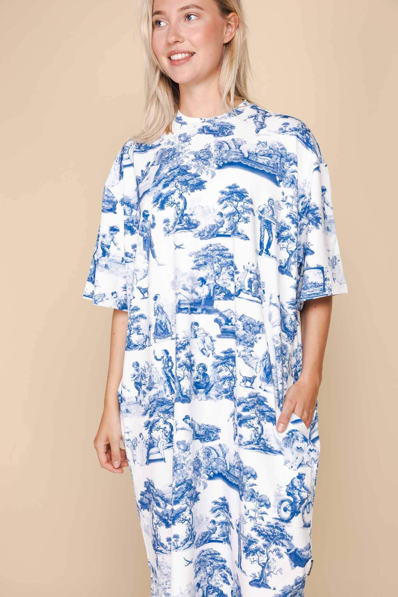 SNURK Toile De Modern Joy Relaxed Tee Dress Dames in oversized donkerblauw met iconisch Delfts blauw motief.