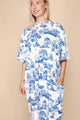 SNURK Toile De Modern Joy Relaxed Tee Dress Dames in oversized donkerblauw met iconisch Delfts blauw motief.