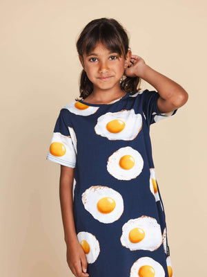 SNURK eggs navy t shirt dress kids met eierenprint en ontspannen pasvorm.