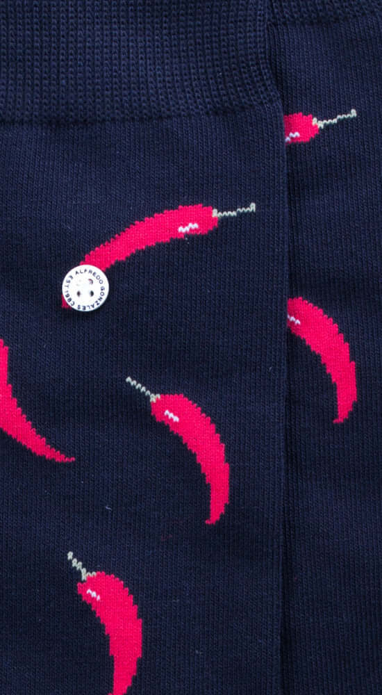 Alfredo Gonzales sokken met rode peper print, zwart met rood en groen, gemaakt van hoogwaardige katoenmix, voor pit en stijl.